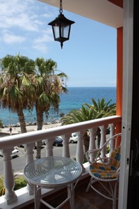Ausblick auf das Meer von einem Balkon in Playa la Arena
